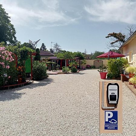 Une Pause Quelque Part Avec Recharge Pour Voiture Electrique Saint-Medard-de-Guizieres Esterno foto