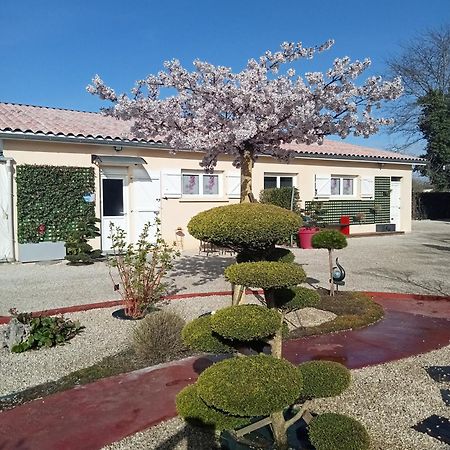 Une Pause Quelque Part Avec Recharge Pour Voiture Electrique Saint-Medard-de-Guizieres Esterno foto
