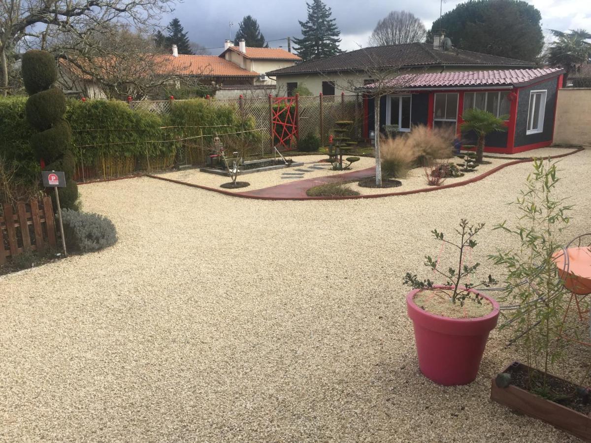 Une Pause Quelque Part Avec Recharge Pour Voiture Electrique Saint-Medard-de-Guizieres Esterno foto
