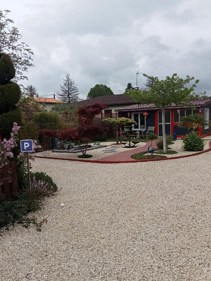 Une Pause Quelque Part Avec Recharge Pour Voiture Electrique Saint-Medard-de-Guizieres Esterno foto
