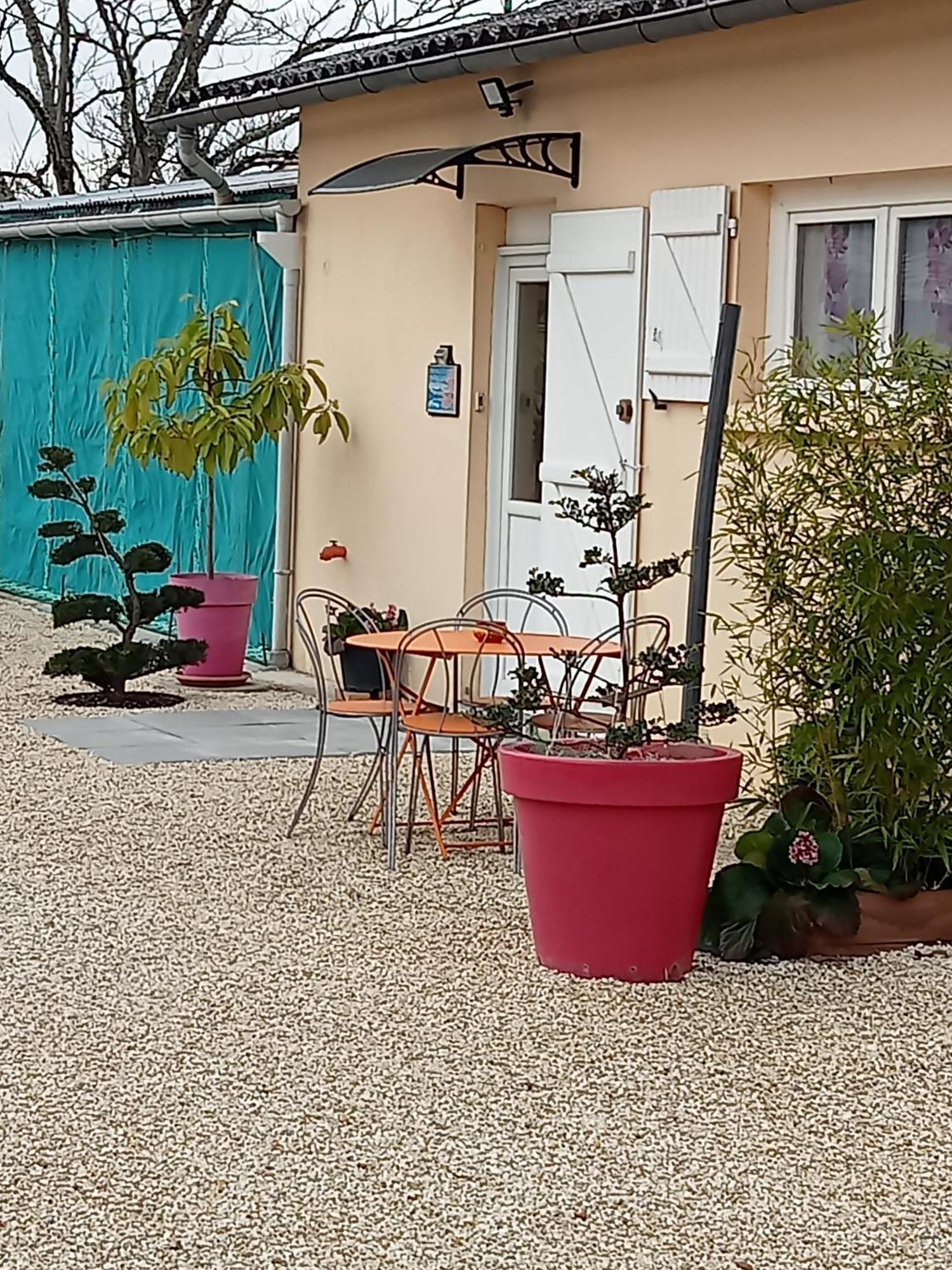 Une Pause Quelque Part Avec Recharge Pour Voiture Electrique Saint-Medard-de-Guizieres Esterno foto