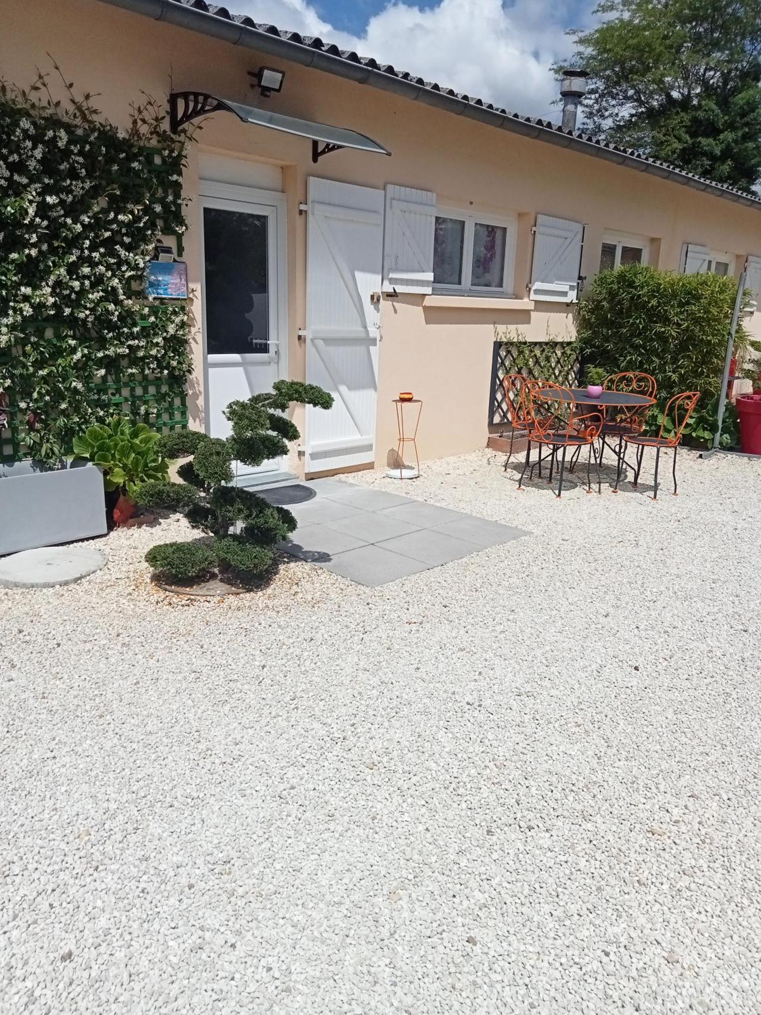 Une Pause Quelque Part Avec Recharge Pour Voiture Electrique Saint-Medard-de-Guizieres Esterno foto