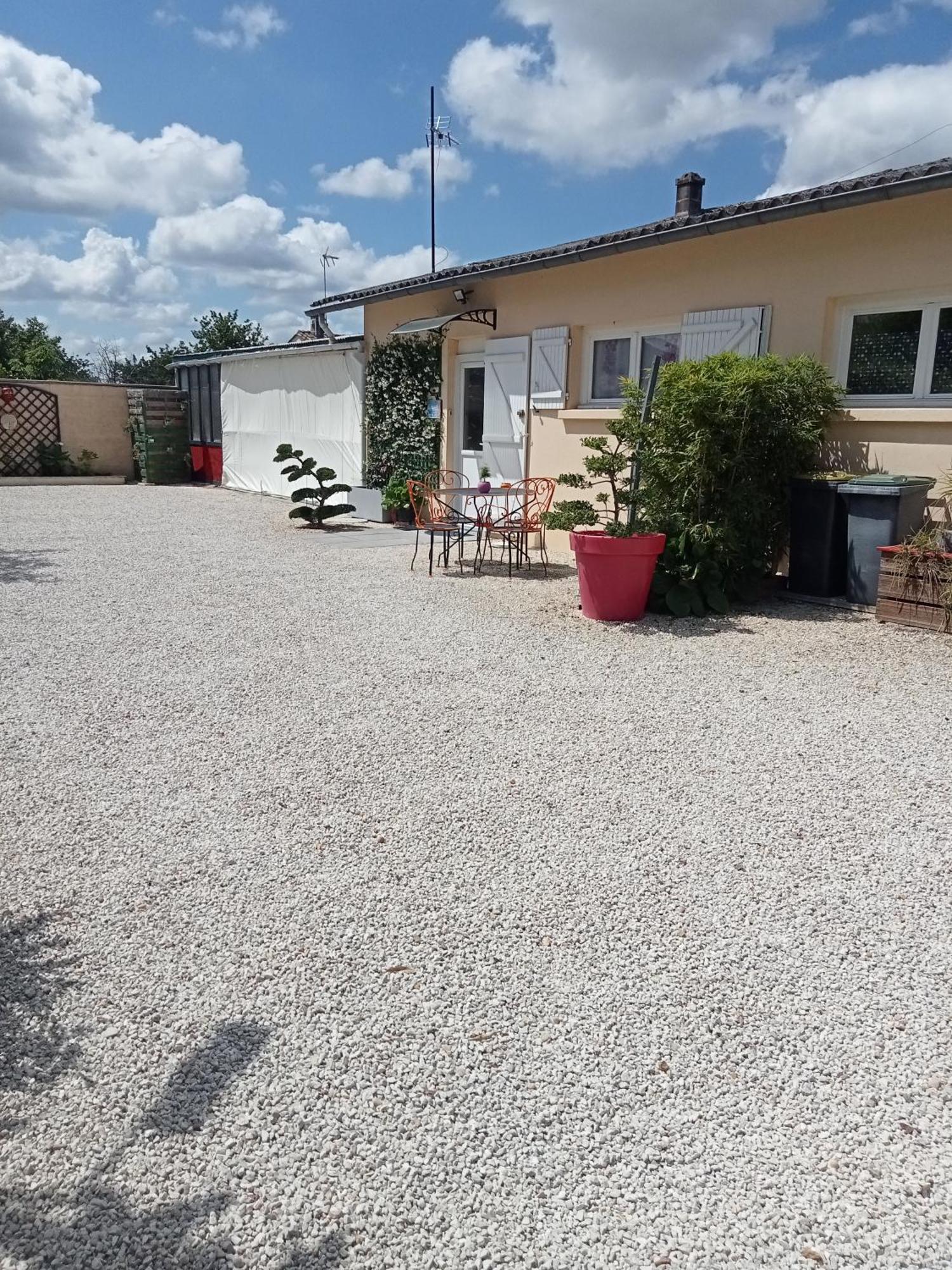 Une Pause Quelque Part Avec Recharge Pour Voiture Electrique Saint-Medard-de-Guizieres Esterno foto