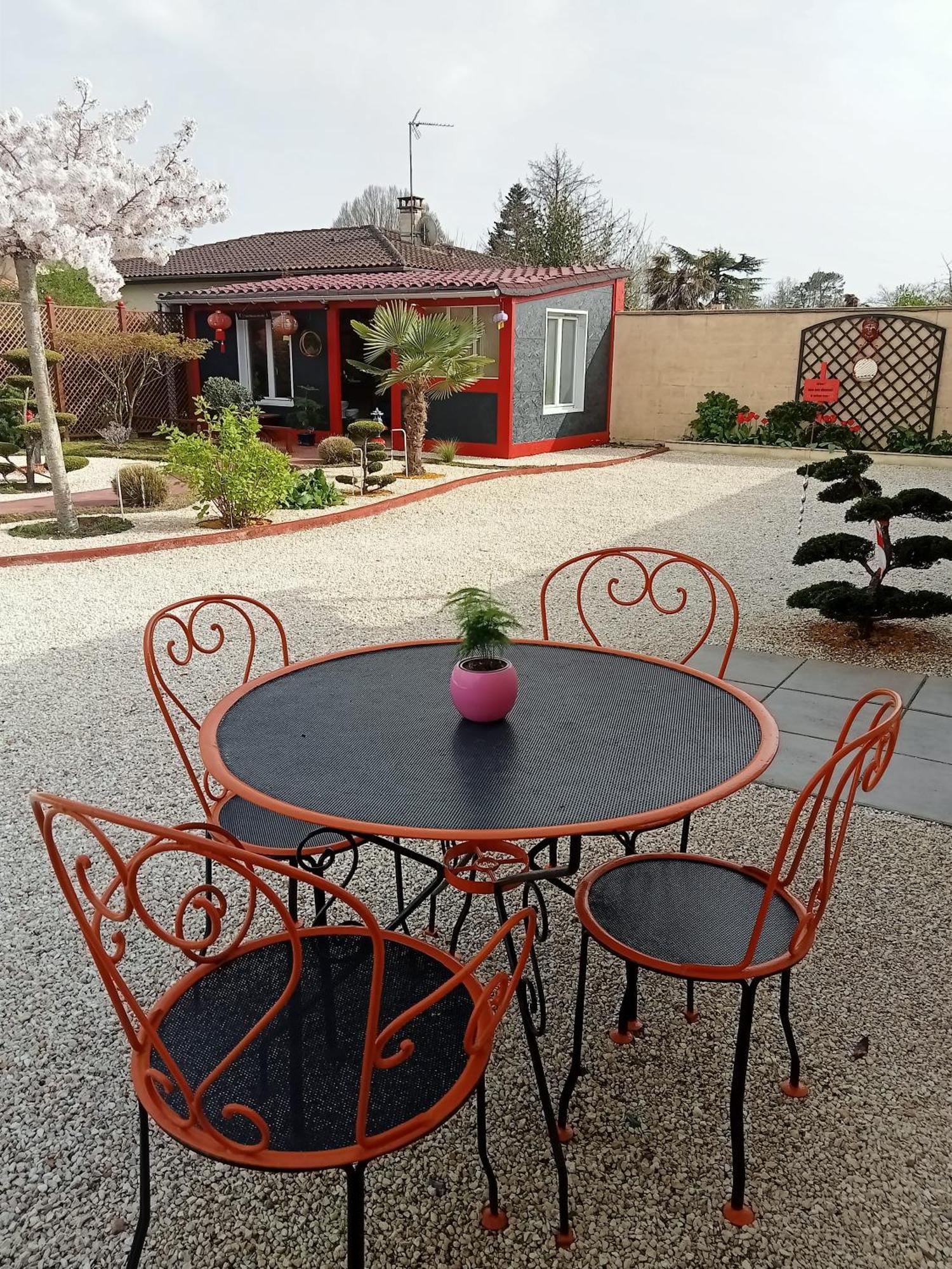 Une Pause Quelque Part Avec Recharge Pour Voiture Electrique Saint-Medard-de-Guizieres Esterno foto